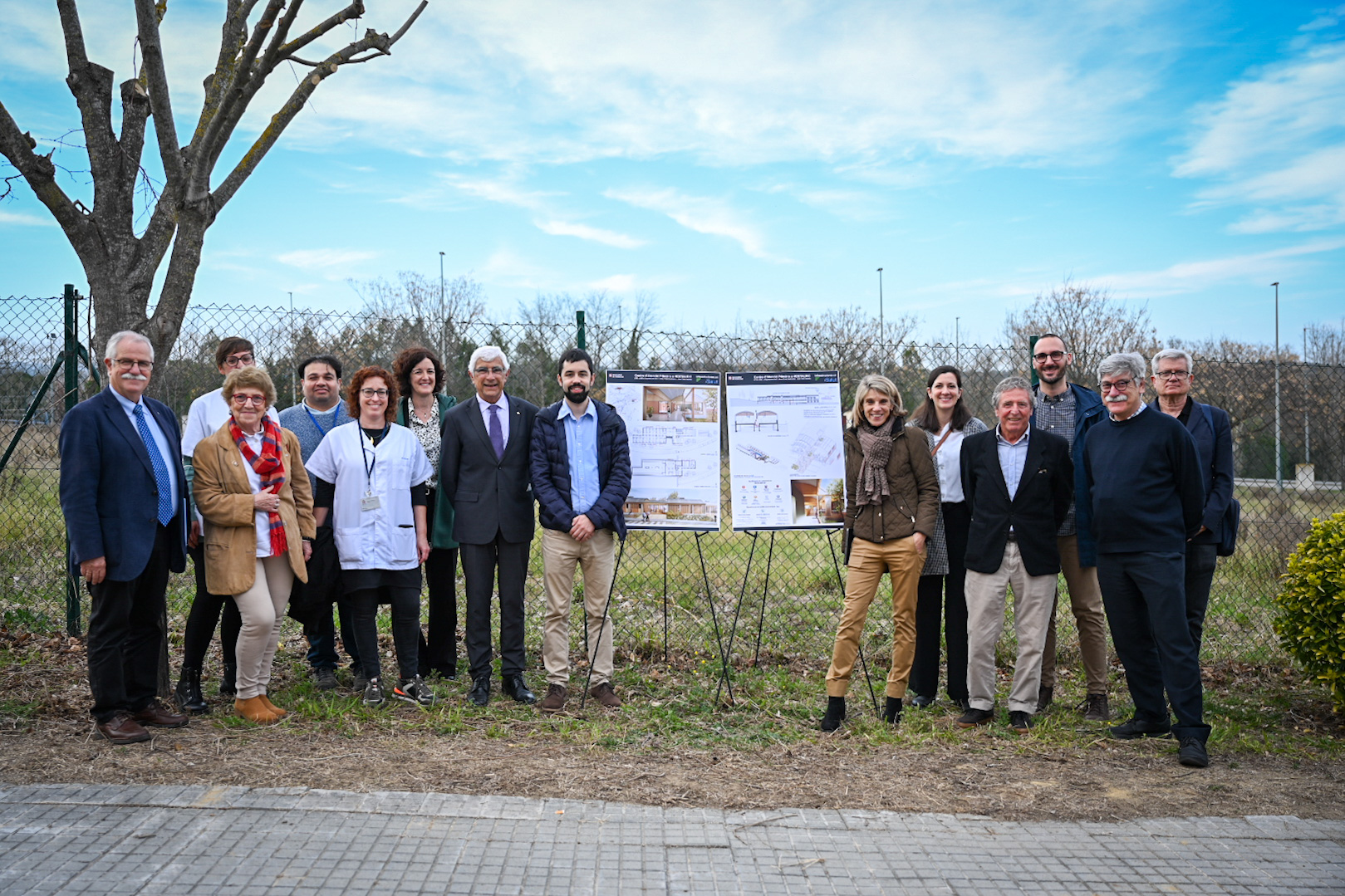 Professionals del CAP amb les autoritats al costat dels plànols de nou centre