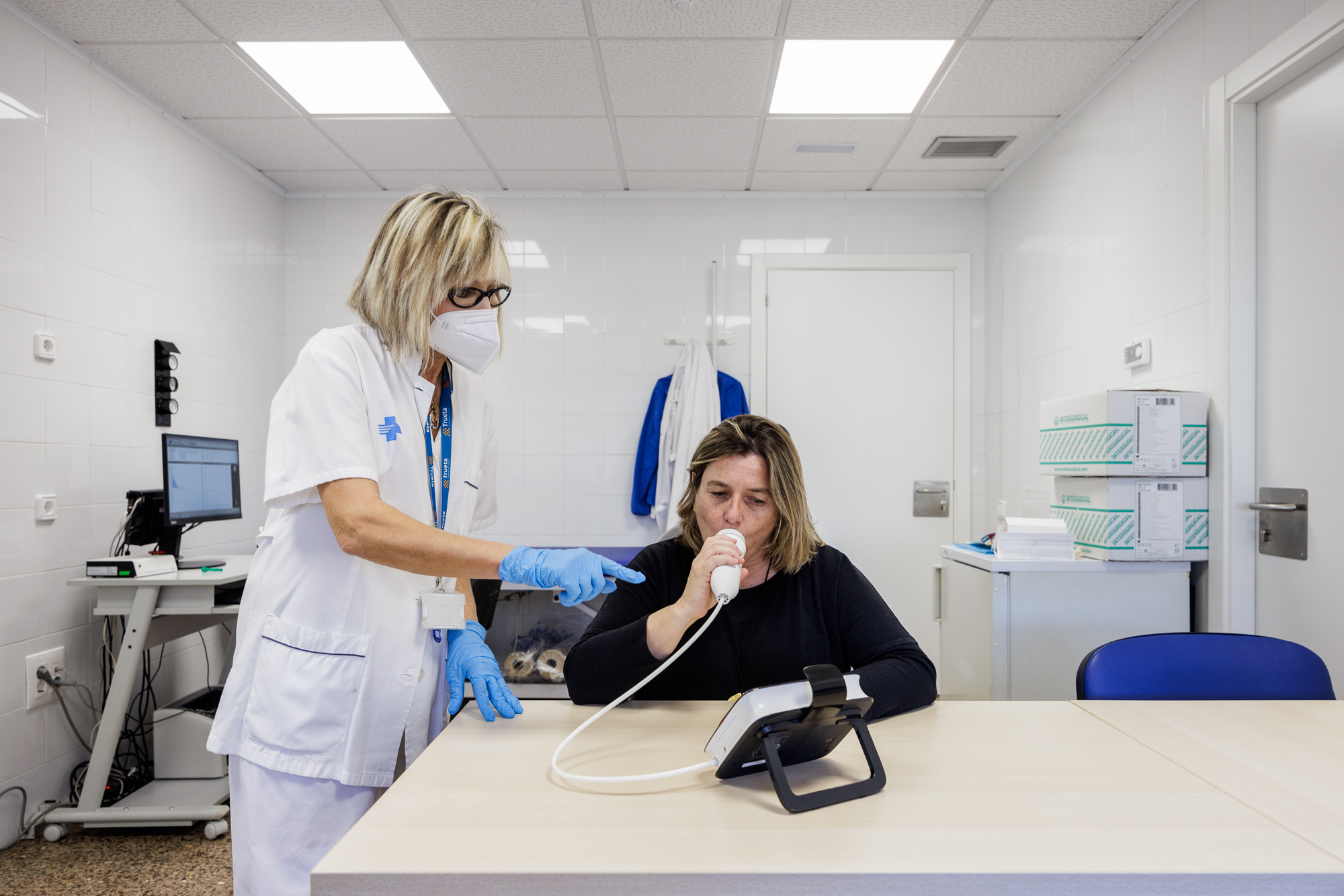 Una infermera del servei fent un test respiratori a una pacient.