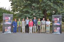 Els representants de l'IAS, de Família i Salut Mental, Support-Girona i Fundació Drissa presenten la imatge de campanya als jardins del Parc Hospitalari Martí i Julià de Salt.